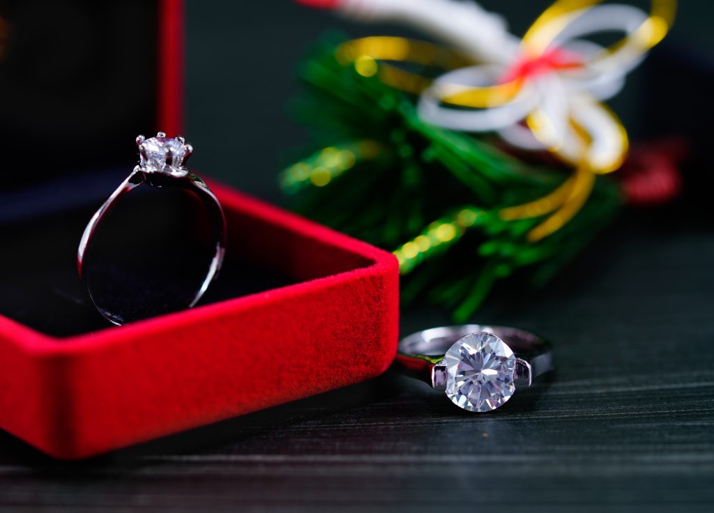 The difference between diamond, lab-grown diamond and moissanite